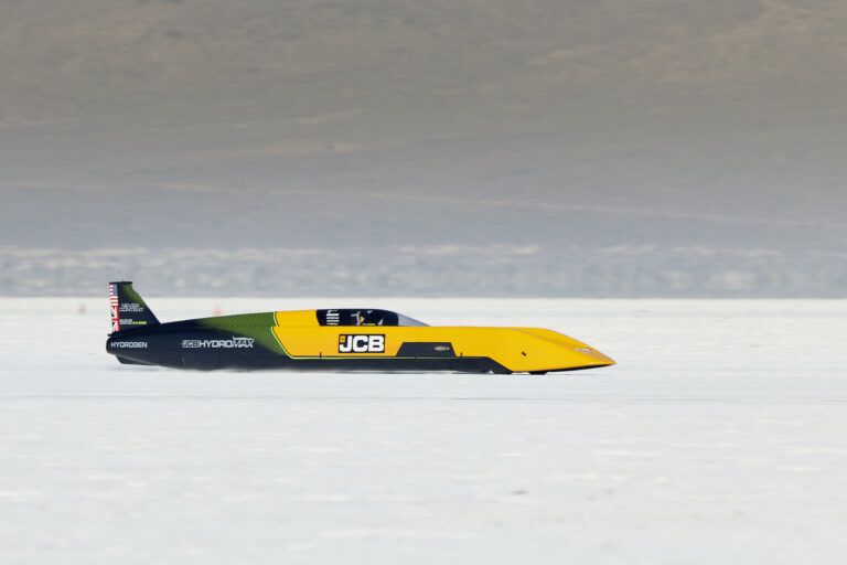 Hydrogen-powered JCB Hydromax breaks 16-year-old Bonneville class record
